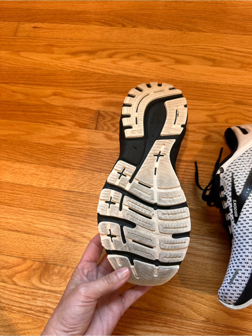 Brooks women Athletic Running Shoes - White & Black - Picture 5 of 7